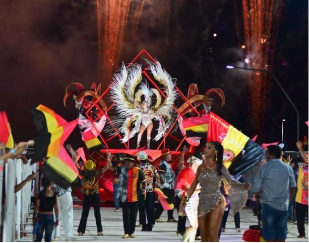 Carnaval sobre la costa del río Uruguay