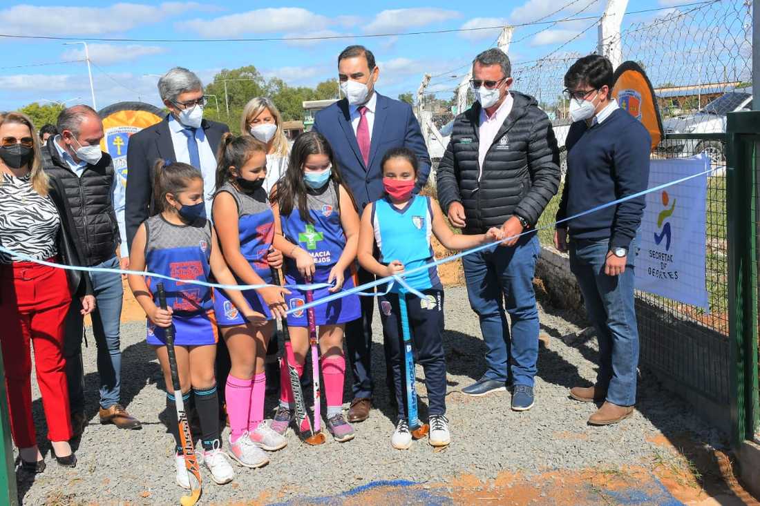 Cancha municipal de hockey de césped sintético en La Cruz